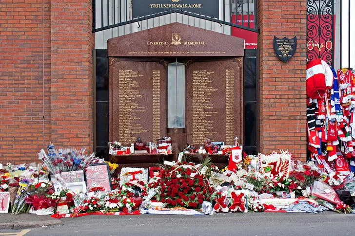 Đài tưởng niệm Hillsborough tại sân Anfield, một biểu tượng thiêng liêng tưởng nhớ 97 nạn nhân của thảm kịch năm 1989.