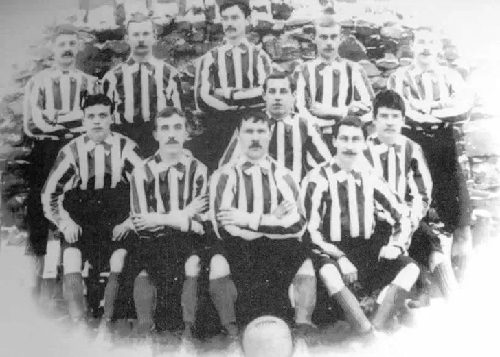 Đội hình Bury FC vào năm 1892, ghi lại một khoảnh khắc lịch sử của câu lạc bộ tại thời kỳ sơ khai