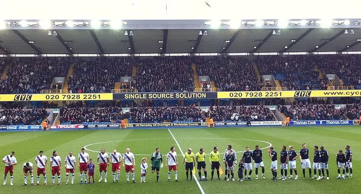 Đội hình Millwall và Crystal Palace sẵn sàng ra sân tại The Den.