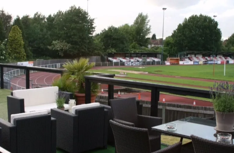 Đường chạy điền kinh 400 mét bao quanh sân cỏ chính tại Hornchurch Stadium, minh chứng cho tính đa năng của sân