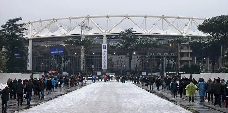 Đường đi bộ dẫn vào cổng chính của sân Stadio Olimpico