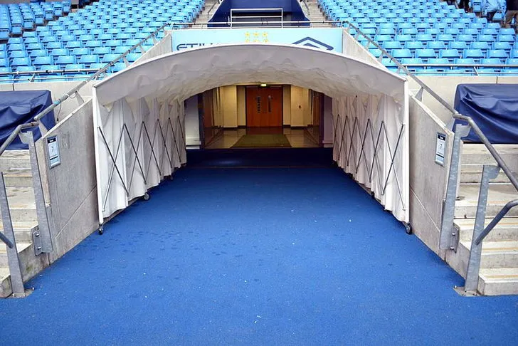 Đường hầm cầu thủ tại Etihad Stadium nhìn ra sân cỏ xanh mướt, nơi các ngôi sao Man City bước ra.