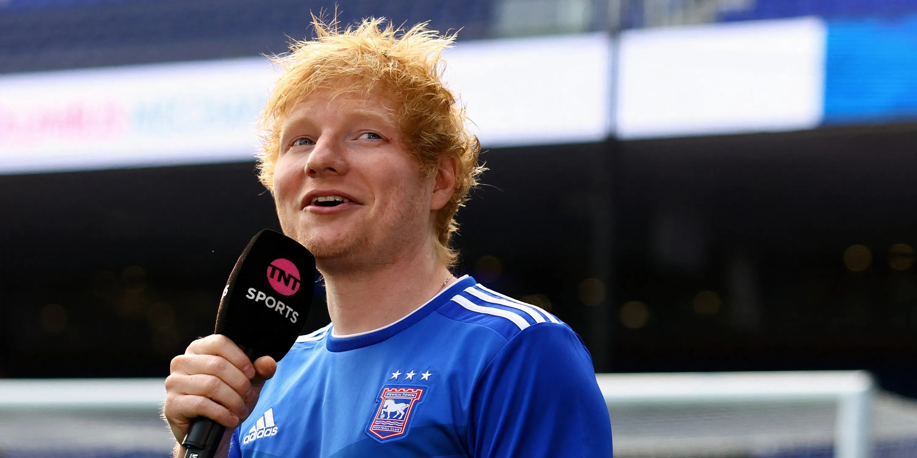 Ed Sheeran, ca sĩ nổi tiếng, là người đồng sở hữu Ipswich Town và nhà tài trợ áo đấu chính thức.