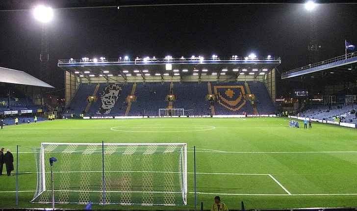 Fratton Park rực sáng dưới ánh đèn trước trận đấu đêm
