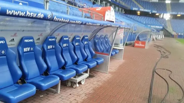 Ghế ngồi khu vực ban huấn luyện và VIP tại sân Volksparkstadion