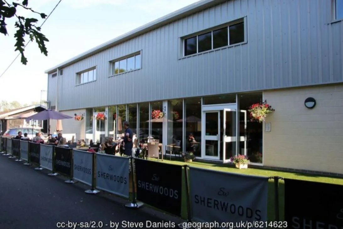 Góc khán đài Shed End và khu vực Clubhouse tại sân Silverlake, nơi tập trung cổ động viên sôi động của Eastleigh