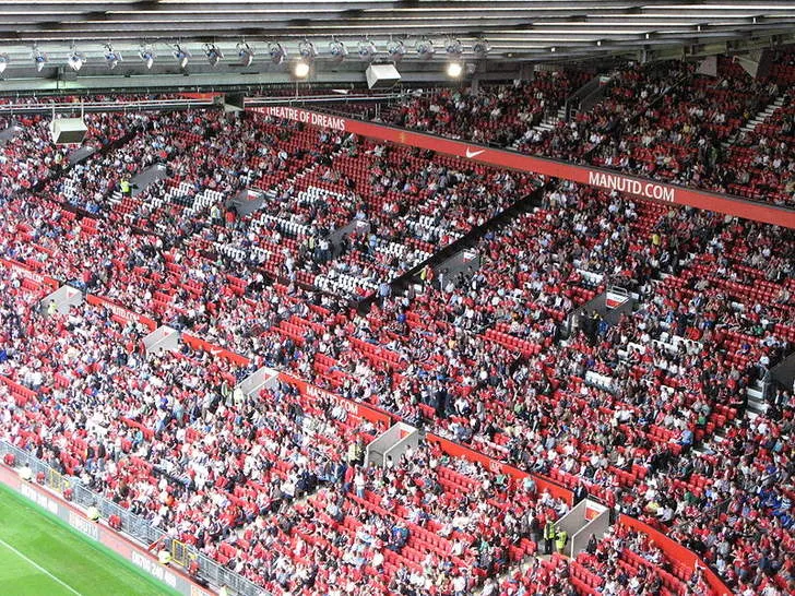 Góc khán đài tại sân Old Trafford với hàng ghế đỏ biểu tượng của Manchester United.