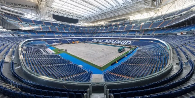 Góc nhìn cận cảnh các hàng ghế khán đài tại sân Santiago Bernabéu, thể hiện sức chứa và bố cục chỗ ngồi hiện đại của thánh địa Real Madrid.