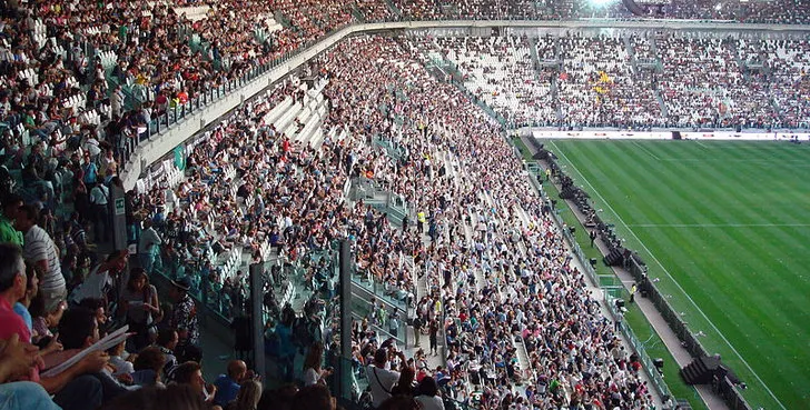 Góc nhìn cận cảnh khán đài Tribuna Est tại Allianz Stadium, nơi tập trung nhiều cổ động viên.