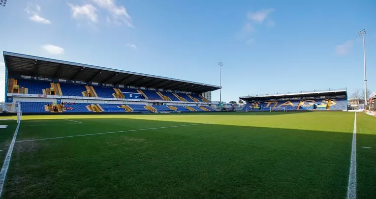 Góc nhìn cận cảnh mặt sân Field Mill One Call Stadium xanh mướt, sẵn sàng cho trận đấu của Mansfield Town