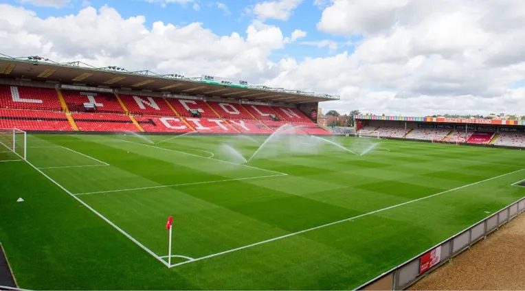 Góc nhìn cận cảnh mặt sân Sincil Bank Stadium, nơi diễn ra những trận đấu đầy kịch tính của Lincoln City.