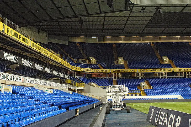Góc nhìn cận cảnh một khán đài tại sân White Hart Lane, cho thấy cấu trúc và không khí đặc trưng của sân nhà Tottenham