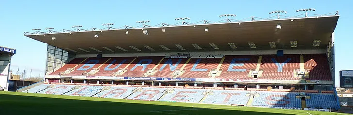 Góc nhìn cận cảnh một khán đài tại Turf Moor