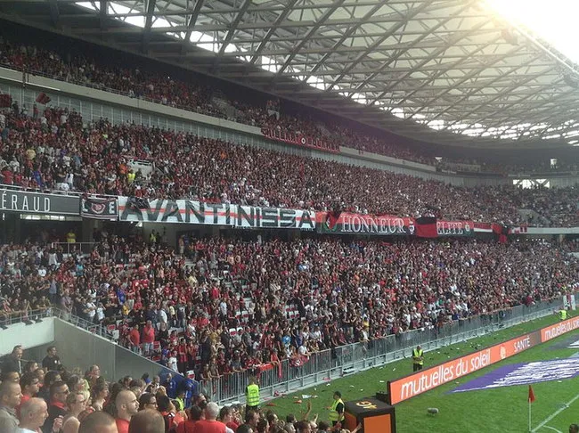Góc nhìn khán đài bên trong sân Allianz Riviera