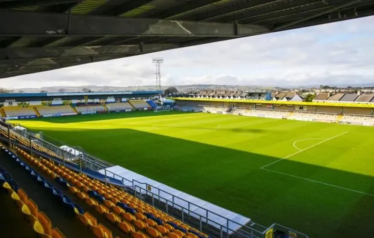 Góc nhìn khán đài toàn cảnh sân Plainmoor của Torquay United