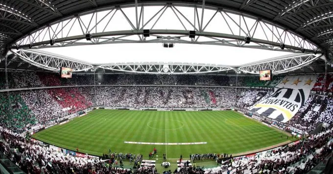 Góc nhìn toàn cảnh bên trong Allianz Stadium, kiến trúc hiện đại tối ưu trải nghiệm xem bóng đá.