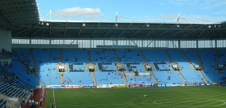 Góc nhìn toàn cảnh các khán đài bên trong sân Coventry Building Society Arena