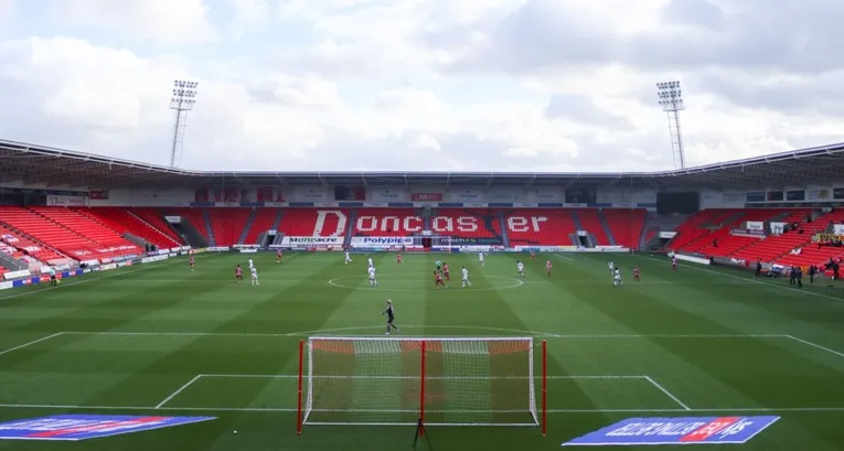 Góc nhìn toàn cảnh mặt sân Eco-Power Stadium sạch đẹp