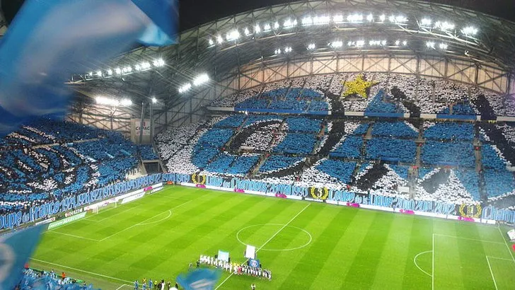 Góc nhìn toàn cảnh sân cỏ Stade Vélodrome từ khu vực khán đài vào tháng 4 năm 2015