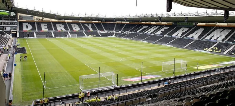 Góc nhìn toàn cảnh sân cỏ xanh mướt của Pride Park Stadium từ khán đài, sẵn sàng cho trận đấu.
