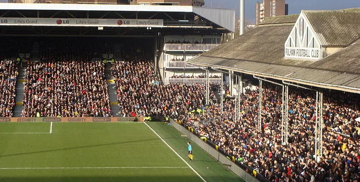 Góc nhìn toàn cảnh sân Craven Cottage từ khán đài