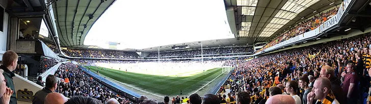 Góc nhìn toàn cảnh sân thi đấu từ các khán đài White Hart Lane, mang lại cảm giác chân thực về trải nghiệm xem bóng đá