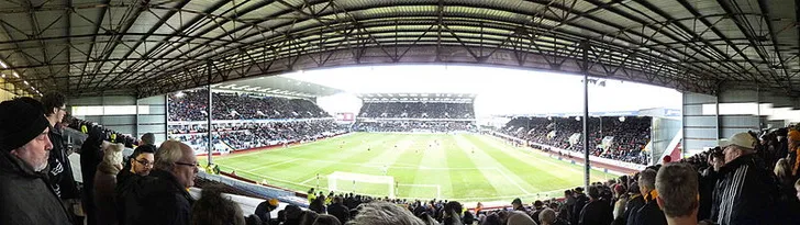 Góc nhìn toàn cảnh sân Turf Moor từ khán đài