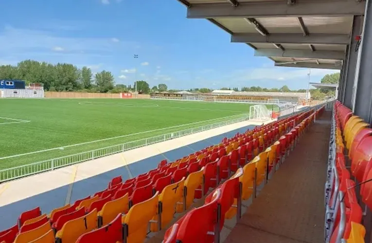 Góc nhìn toàn cảnh từ khán đài về phía sân cỏ nhân tạo Tiger Turf tại Meadow Park
