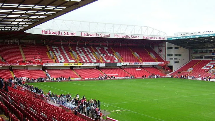 Góc nhìn tổng thể các khán đài bên trong sân Bramall Lane, cho thấy sự kết hợp hài hòa giữa kiến trúc truyền thống và các cải tiến hiện đại.