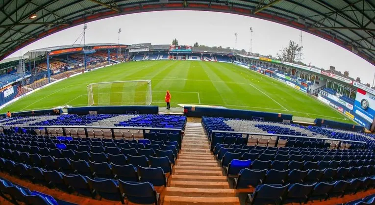 Góc nhìn tổng thể sân vận động Kenilworth Road từ một khán đài