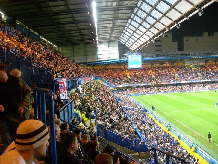 Góc nhìn từ các khán đài tại Stamford Bridge, cho thấy tầm nhìn rõ ràng ra sân và không khí sôi động của trận đấu