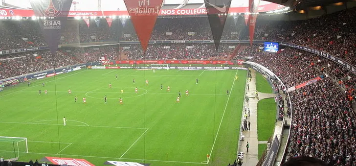 Góc nhìn từ khán đài bên trong sân Parc des Princes, cho thấy sự rộng lớn và hiện đại.
