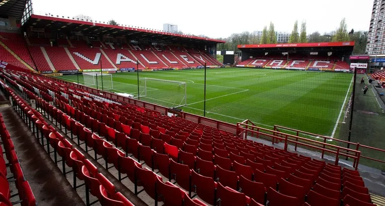 Góc nhìn từ khán đài bên trong sân vận động The Valley của Charlton Athletic.