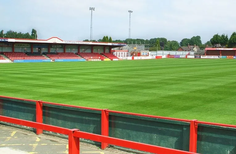 Góc nhìn từ khán đài chính của sân vận động The Lamb Ground, Tamworth, hướng ra sân cỏ 3G.