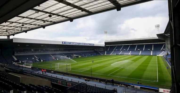 Góc nhìn từ khán đài chính tại sân The Hawthorns, nơi cổ động viên West Brom tạo nên bầu không khí cuồng nhiệt
