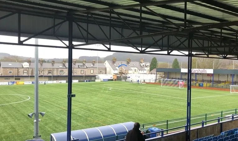 Góc nhìn từ khán đài chính tại sân The Silverlands của Buxton FC