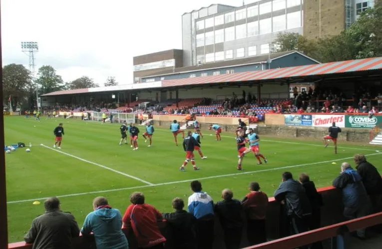 Góc nhìn từ khán đài phía Nam sân Recreation Ground, nơi người hâm mộ Aldershot Town thường tập trung