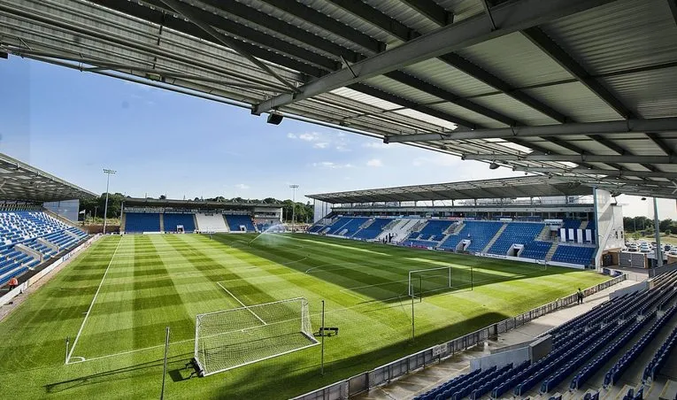 Góc nhìn từ khán đài sân JobServe Community Stadium