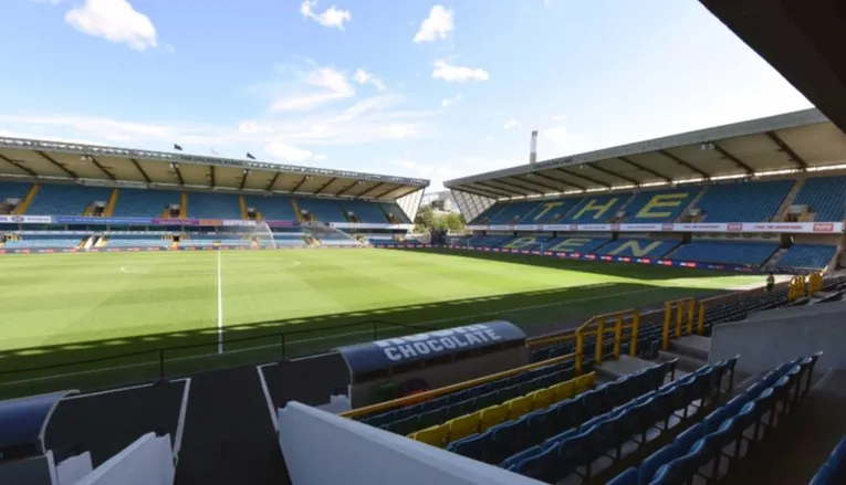 Góc nhìn từ khán đài sân The Den, trải nghiệm sôi động trận đấu của Millwall.