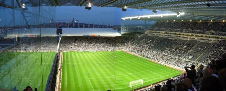 Góc nhìn từ khán đài xuống mặt cỏ xanh mướt của St. James' Park.