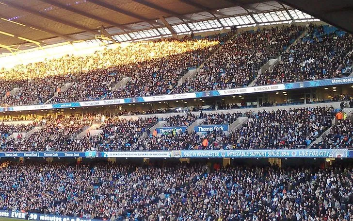 Góc nhìn từ một khán đài bên trong Etihad, cho thấy tầm nhìn rộng ra sân.