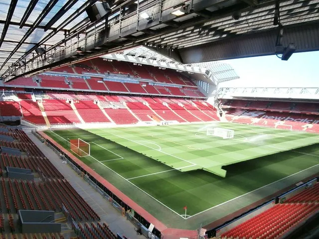 Góc nhìn từ phòng điều khiển bên trong sân vận động Anfield, bao quát toàn bộ sân cỏ và các khán đài, thể hiện sự giám sát chặt chẽ trong ngày thi đấu.