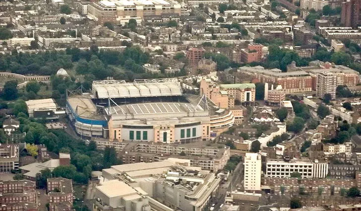 Góc nhìn từ trên cao của Stamford Bridge, toàn cảnh sân và các khu vực xung quanh cho thấy sự bố trí tổng thể