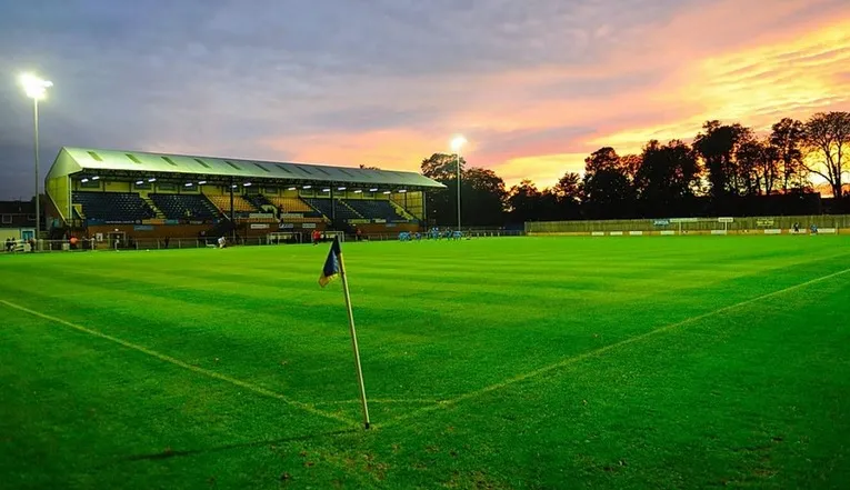 Góc sân The Walks dưới ánh đèn đêm, nơi diễn ra các trận cầu hấp dẫn của King's Lynn Town.
