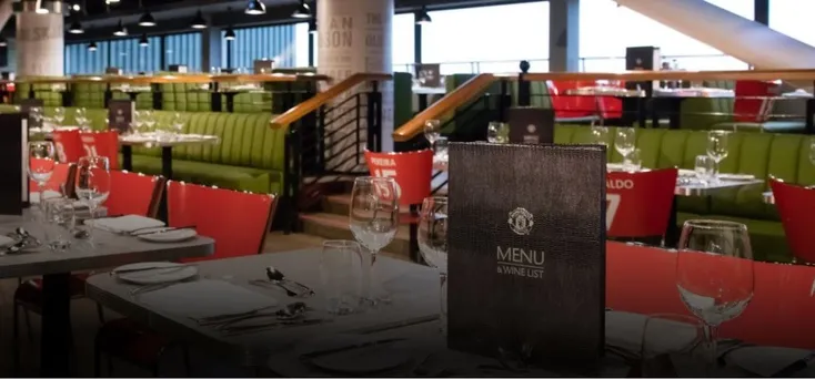 Gói dịch vụ cao cấp (hospitality) tại Old Trafford, mang đến trải nghiệm xem bóng đá sang trọng.