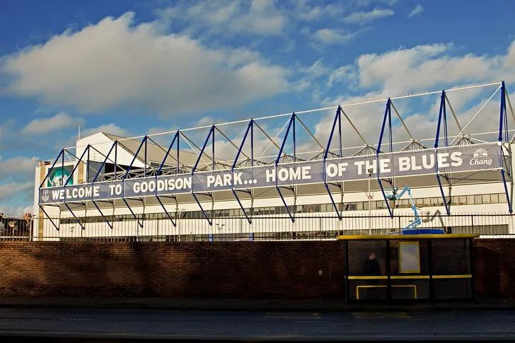 Goodison Park nhìn từ con đường bên ngoài, với kiến trúc gạch truyền thống đặc trưng của một sân vận động lịch sử