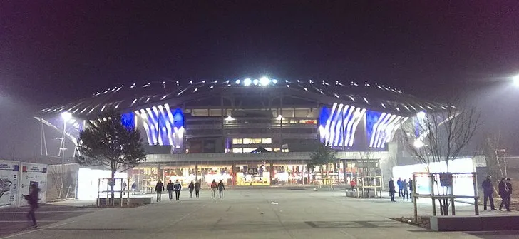 Groupama Stadium rực sáng về đêm, khung cảnh ấn tượng