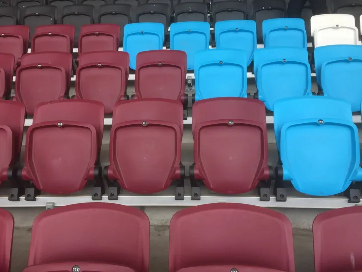 Hàng ghế khán đài claret và blue đặc trưng của West Ham tại London Stadium