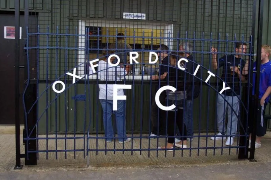 Hàng rào sân vận động Oxford City FC