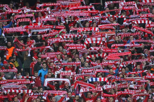 Hình ảnh các cổ động viên Bayern Munich cuồng nhiệt trên khán đài Allianz Arena